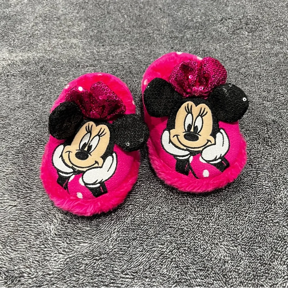 Disney Minnie Mouse toddler girls' slippers in hot pink size 5-6 NWOT